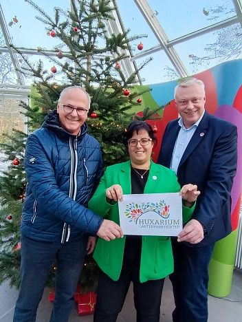 Eine Dauerkarte für das Huxarium als Weihnachtsgeschenk: Dafür werben Thomas Schöning (Förderverein), Claudia Koch (Geschäftsführerin) und Daniel Hartmann (Bürgermeister).