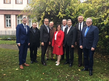 Auf dem Bild sind abgebilder von links nach rechts:Christian Haase (MdB), Pfarrdechant Hans-Bernd Krismanek, BM Alexander Fischer, Prof.Dr. Rohler (Dekan FB9), Baudezernentin Claudia Koch, Jürgen Knabe (1. Vors. Werbegemeinschaft), Landrat Friedhelm Spiek