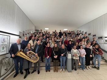 Gemeinsam für die Musik: Das Sinfonische Blasorchester, Bürgermeister Daniel Hartmann und die Sponsoren setzen sich für ein lebendiges Kulturleben in Höxter ein.&nbsp;&copy;&nbsp;Stadt Höxter