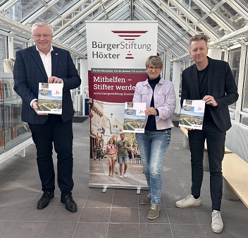 Vorstellung Imagebroschüre Bürgermeister Daniel Hartmann, Claudia Pelz-Weskamp und Markus Finger stellen die neue Broschüre der Stadt Höxter vor. © Stadt Höxter