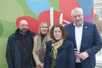 v.l. Abteilungsleiter Thomas Schwingel, Baudezernentin Julia Gogrewe, Klimaschutzbeauftragte Katharina Koßmann und Bürgermeister Daniel Hartmann kündigen die Bürgerveranstaltung „Welche Wärme für mein Haus?“ am 25. Februar 2026 im König-Wilhelm-Gymnasium an und freuen sich auf einen informativen Abend.&nbsp;&copy;&nbsp;Stadt Höxter